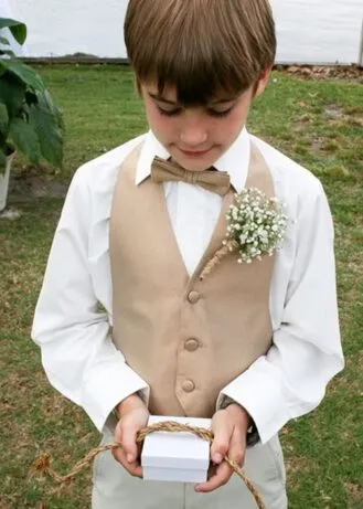 creative-wedding-boutonniere-ideas-ring-bearer